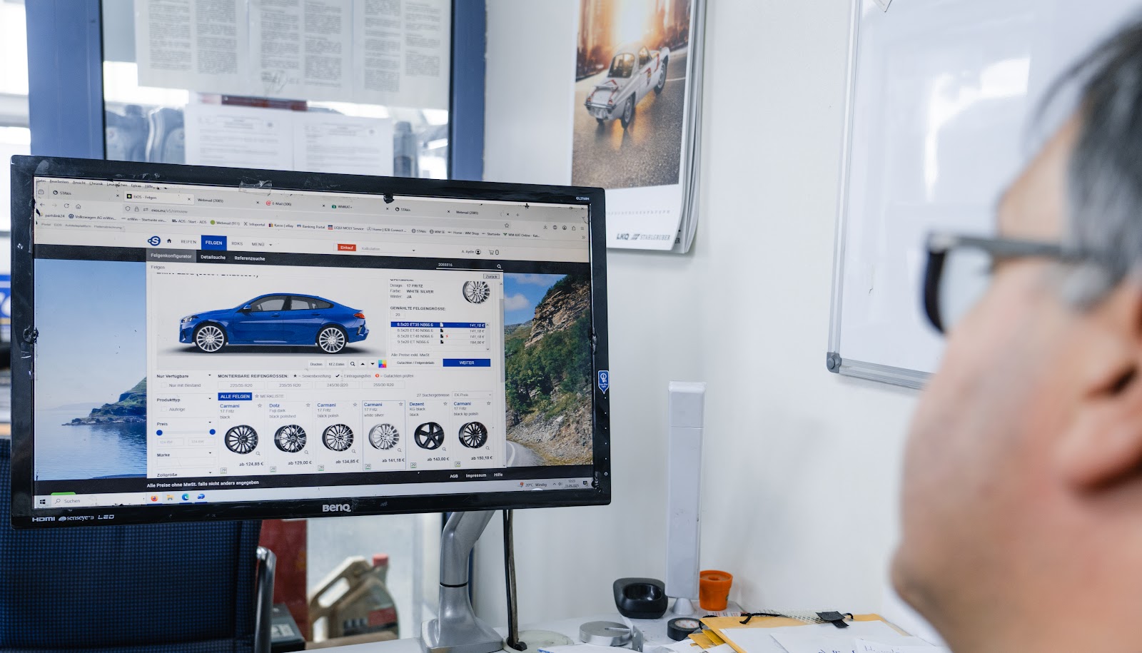 Mitarbeiter von Auto Palast am Felgenkonfigurator im Büro